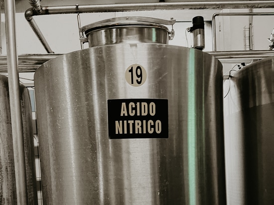 Réservoir en acier inoxydable destiné au stockage en toute sécurité de l'acide nitrique