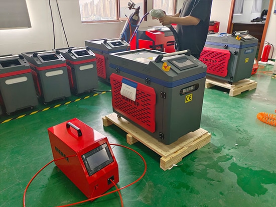 Expédition vers l'Italie de soudeuses laser 4-en-1 SUNTOP haute stabilité de 2 000 W