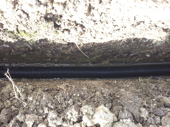 Tuyau de drainage dans une tranchée bien nette