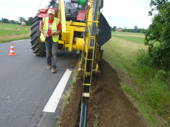 Une Wizz Wheel 75 creuse le long d'une route