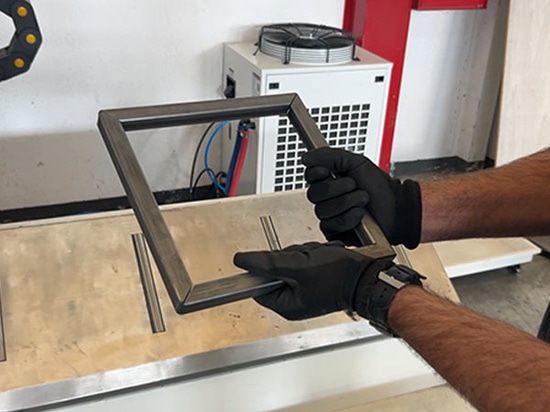 Livraison réussie d’une machine automatique de découpe laser de tubes SUNTOP en Italie