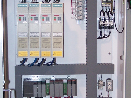 La réalisation de la ligne vitesse précise et de la commande de tension utilisant des commandes de Siemens AC/DC réduit TCO et augmente le ROI