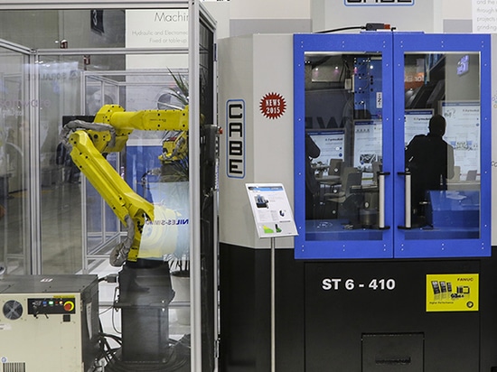 MACHINE À SOUS AVEC LE ROBOT DE FANUC