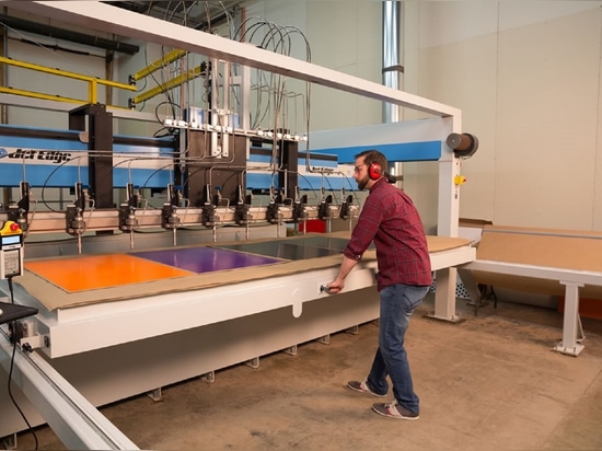 Le fabricant de jouets YOXO® double la productivité avec Jet Edge Waterjet Shuttle System