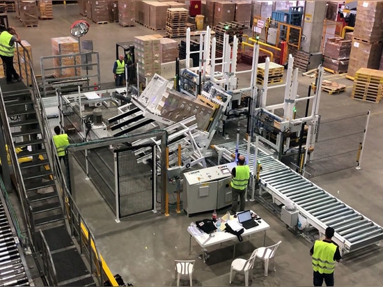 Volteador de palets en línea en sistema automatizado