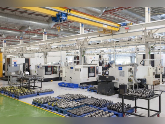 Section de usinage de commande numérique par ordinateur de petites pièces de l'usine.